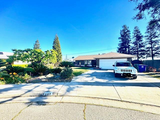 2407 Sarah Cir, Selma, CA 93662