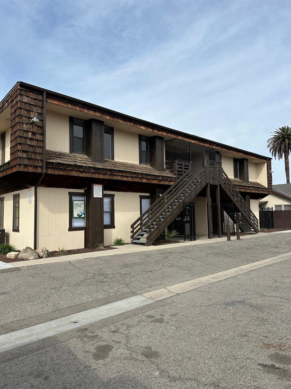 1942 S Court St, Visalia, CA 93277