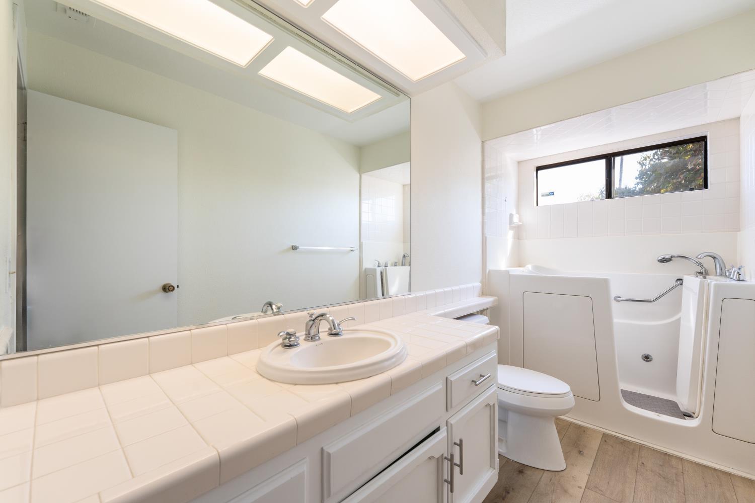 6260 N Palm Ave #111, Fresno, CA 93704