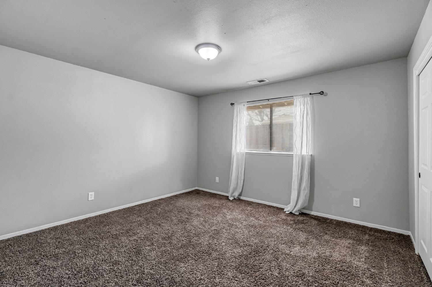 3099 Ezie Ave, Clovis, CA 93611