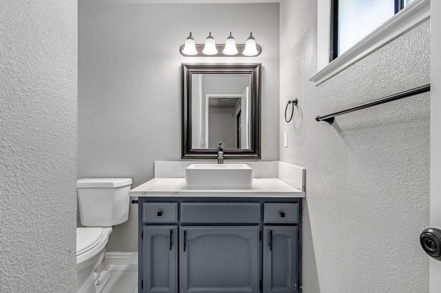 3099 Ezie Ave, Clovis, CA 93611