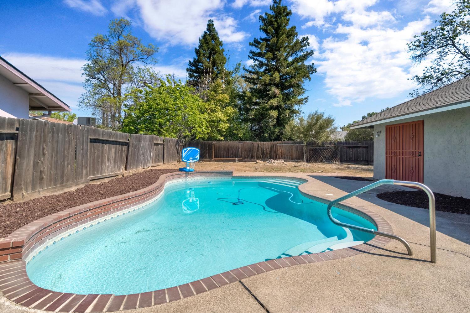 3099 Ezie Ave, Clovis, CA 93611