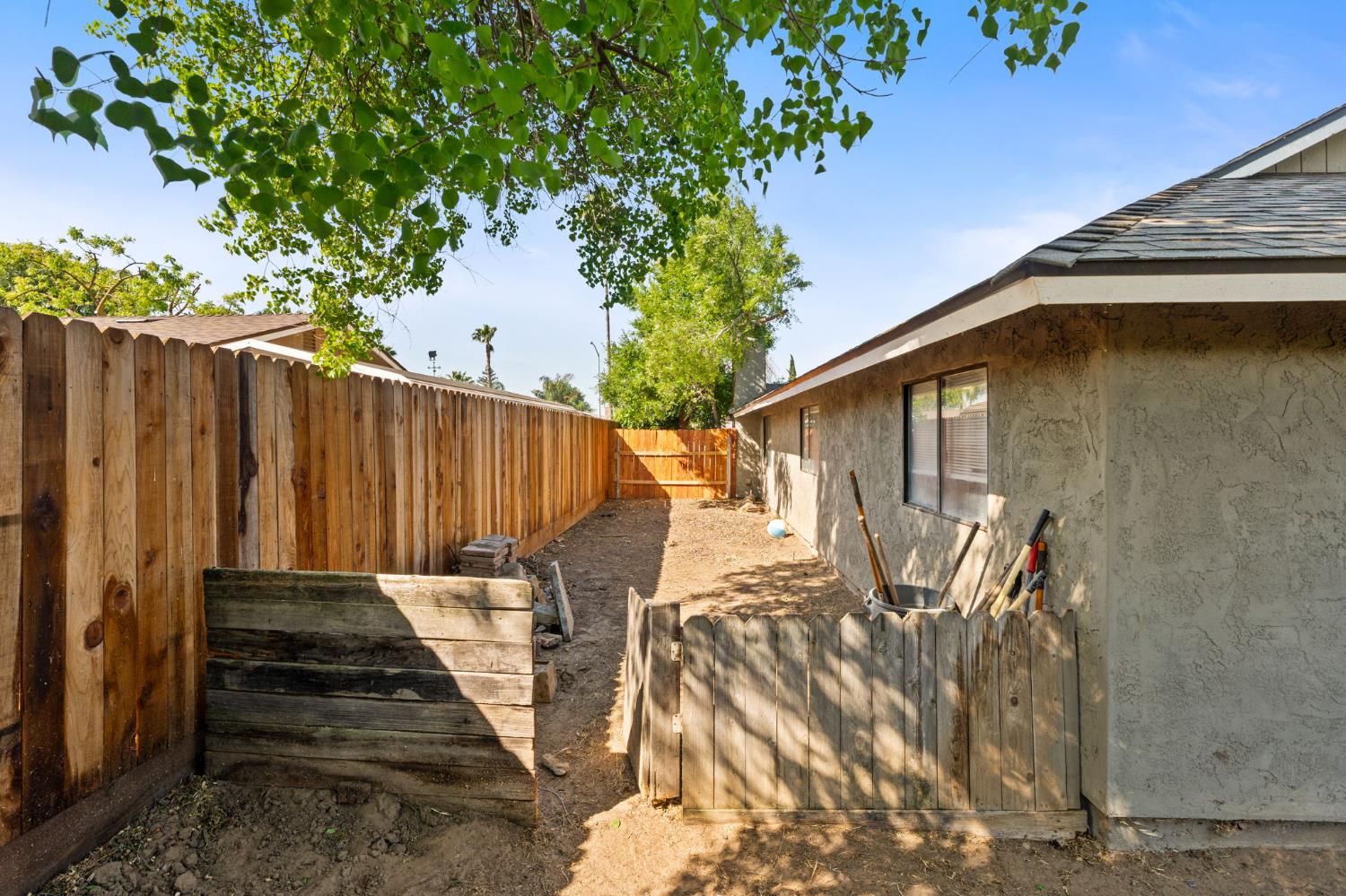 3099 Ezie Ave, Clovis, CA 93611