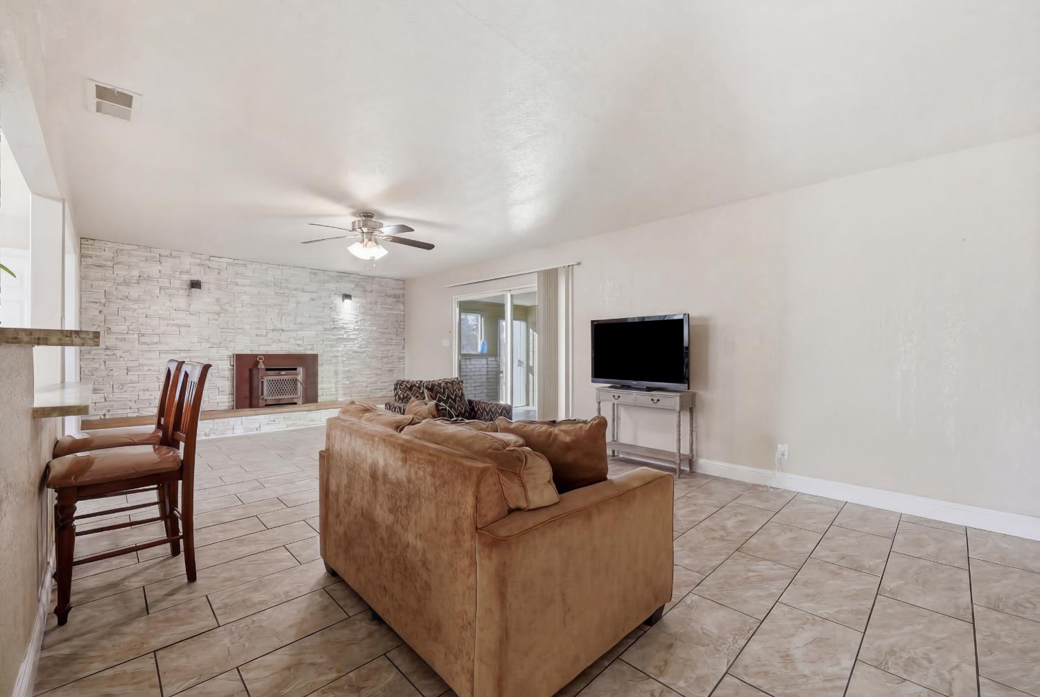 1214 E Mesa Ave, Fresno, CA 93710