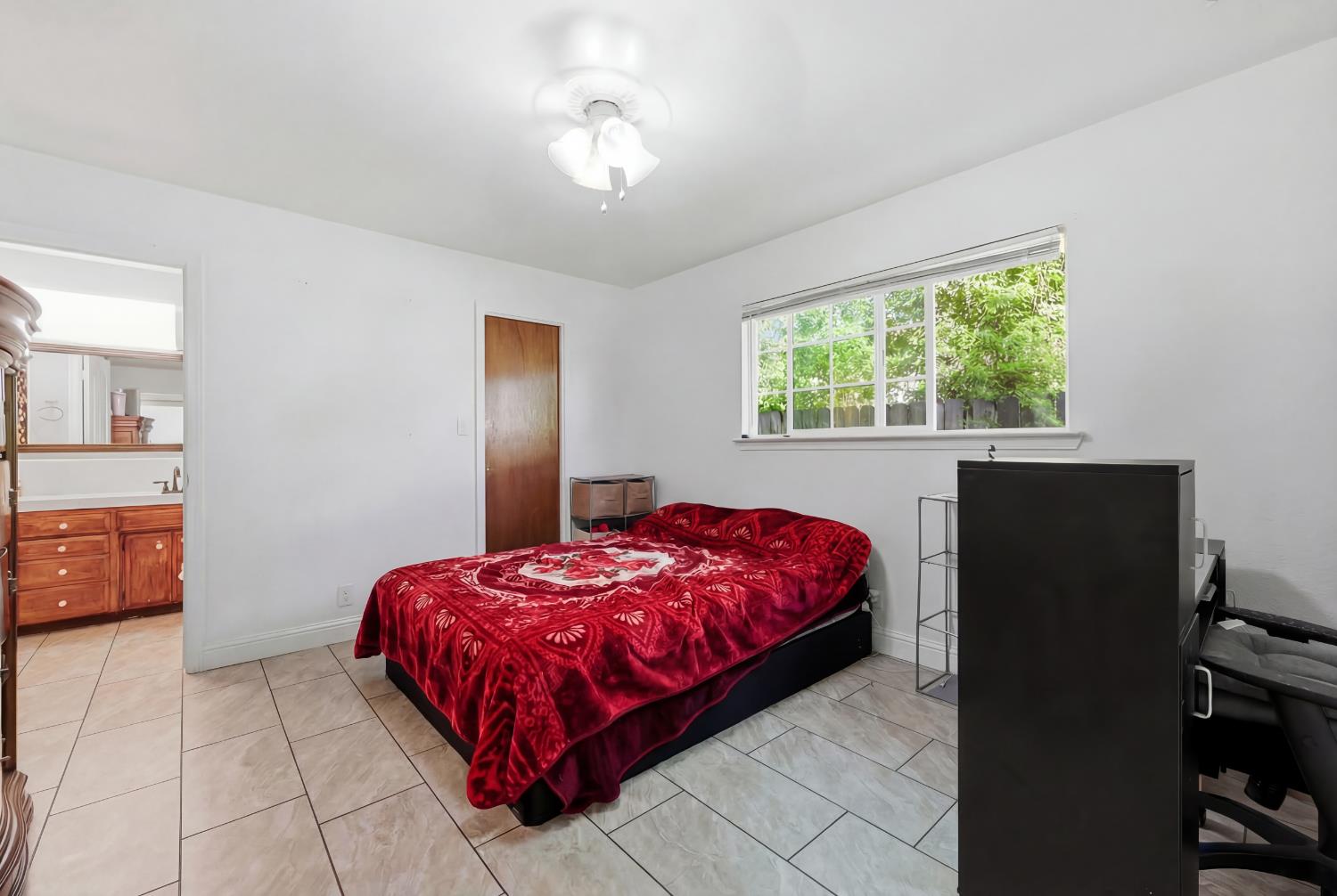 1214 E Mesa Ave, Fresno, CA 93710