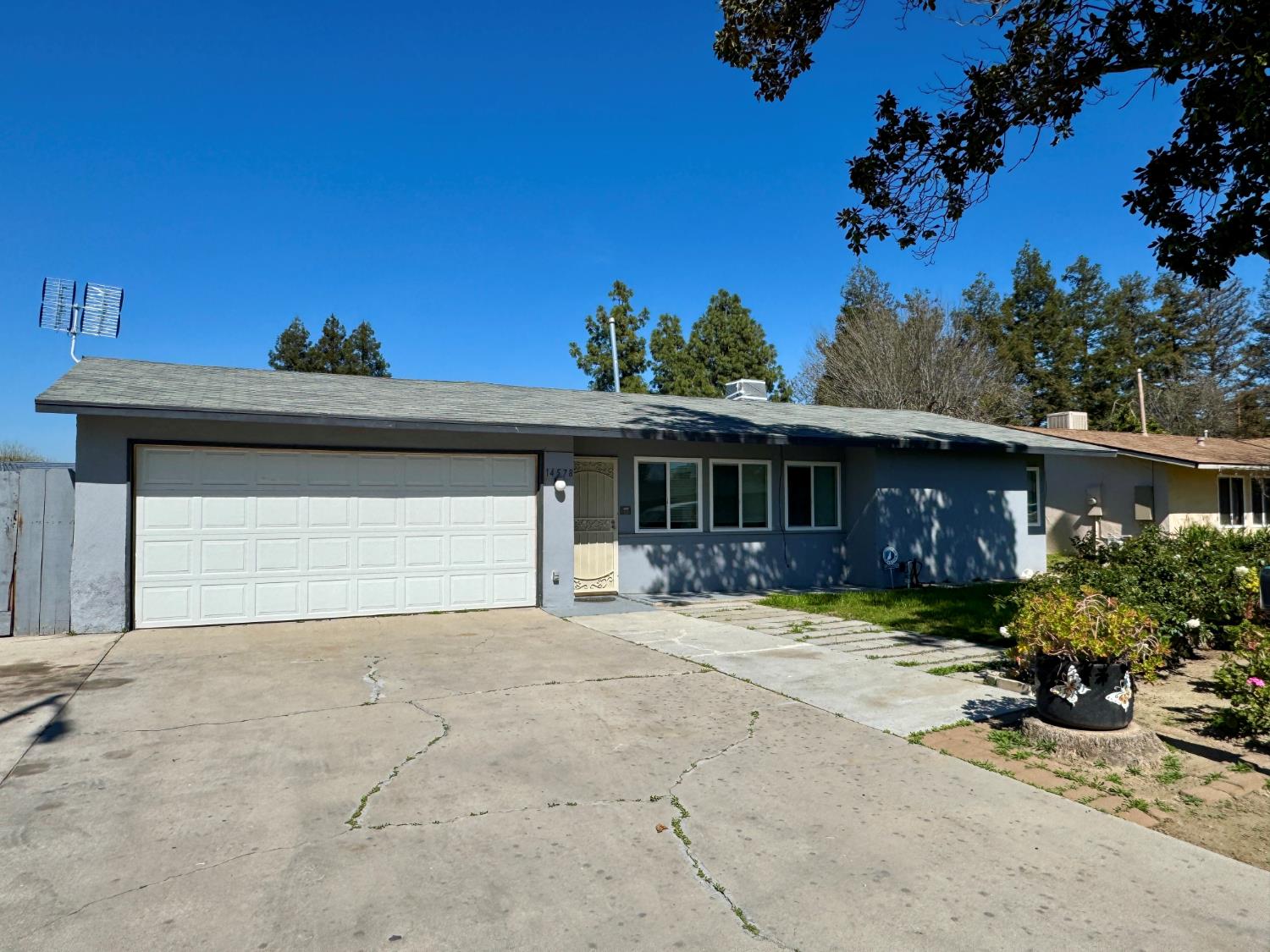 14578 W D St, Kerman, CA 93630