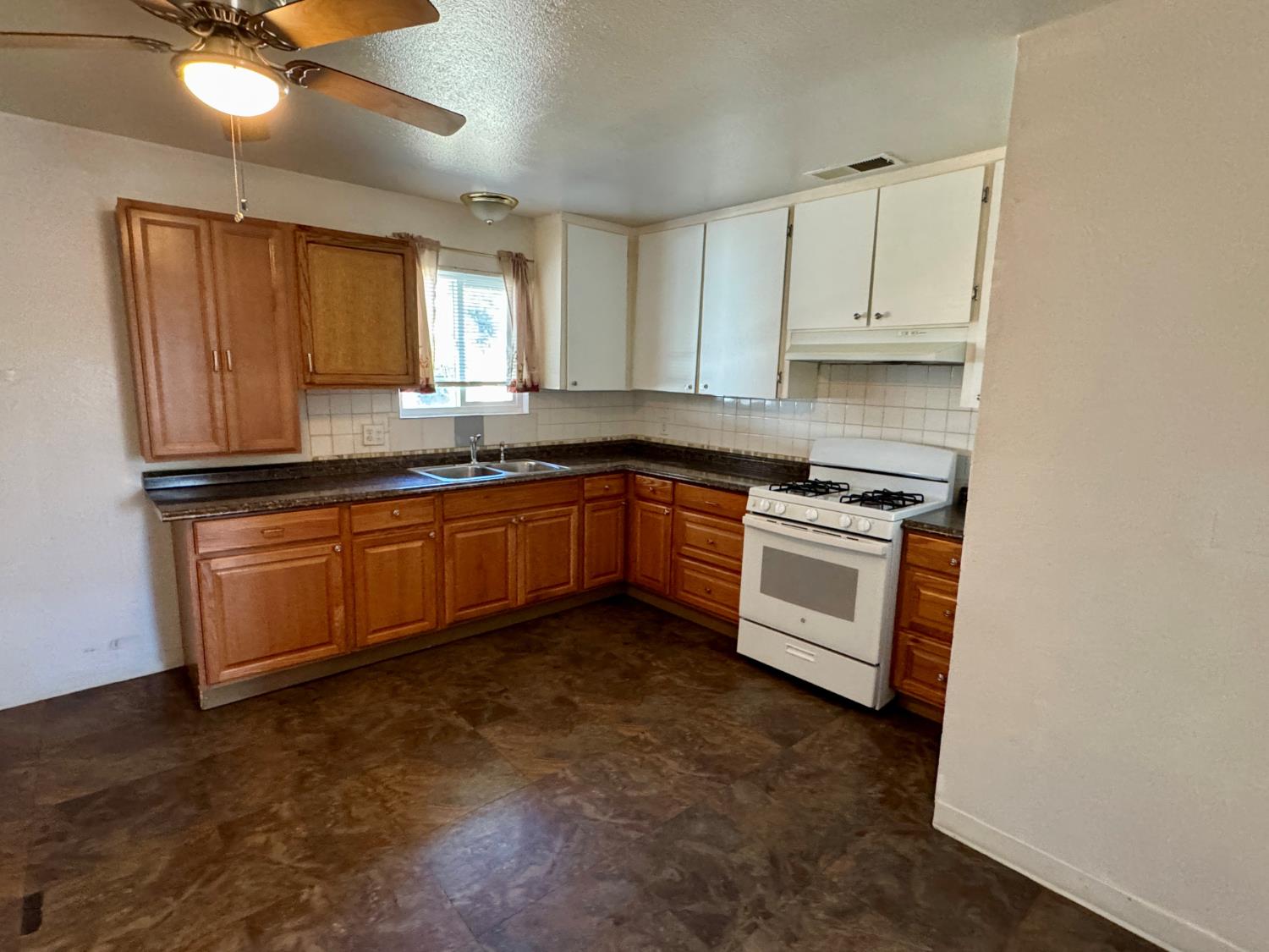 14578 W D St, Kerman, CA 93630