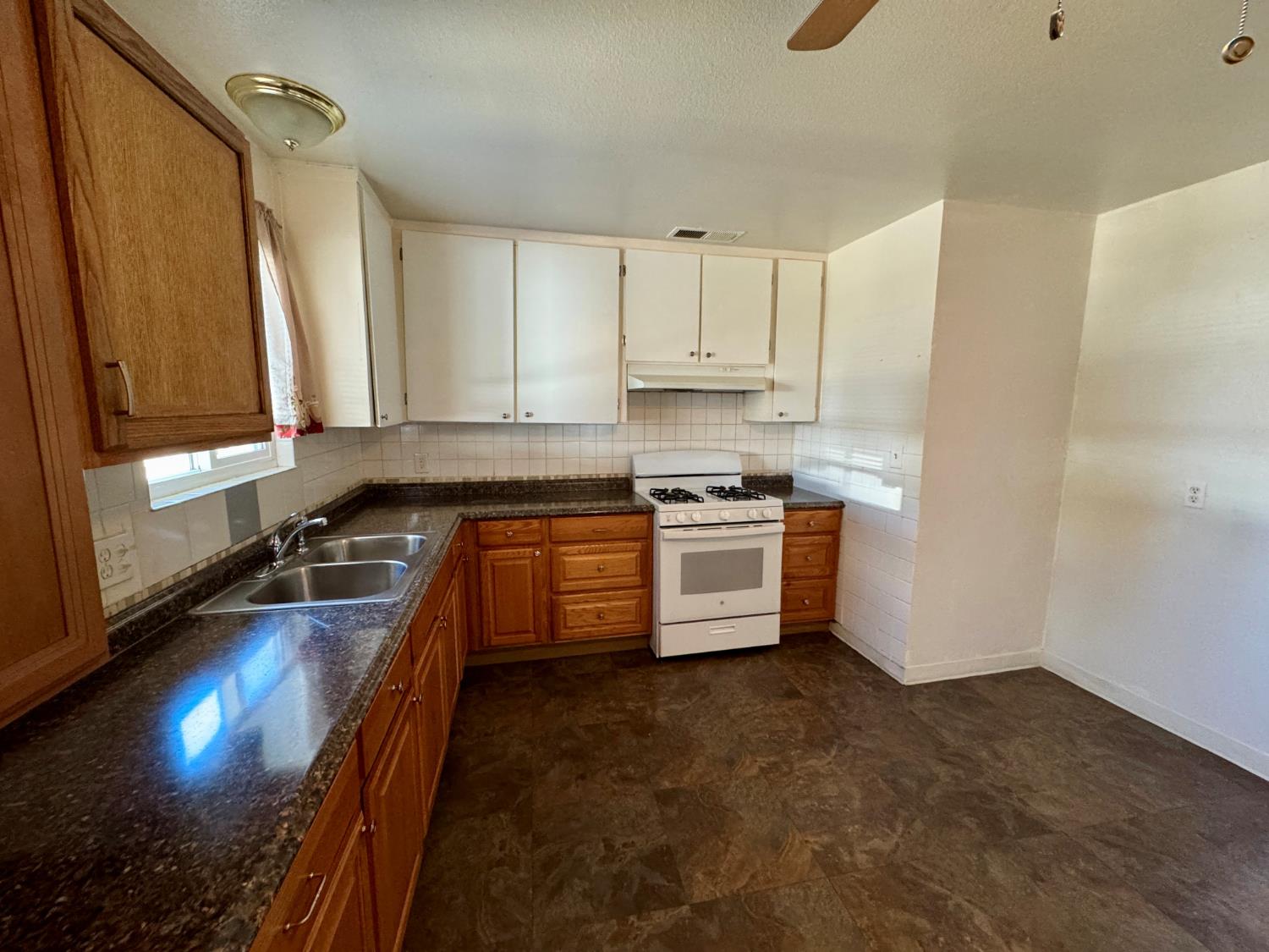 14578 W D St, Kerman, CA 93630