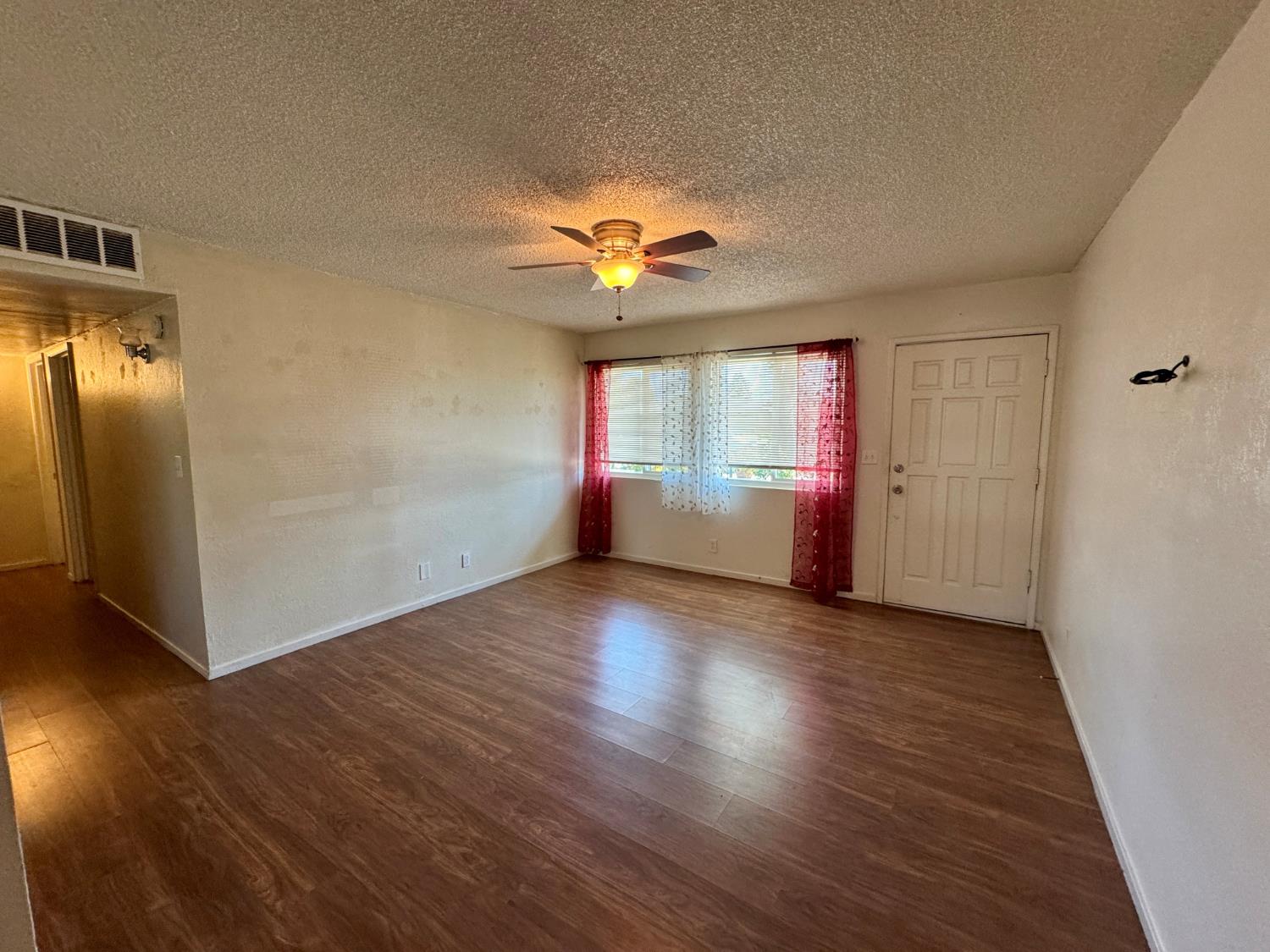 14578 W D St, Kerman, CA 93630