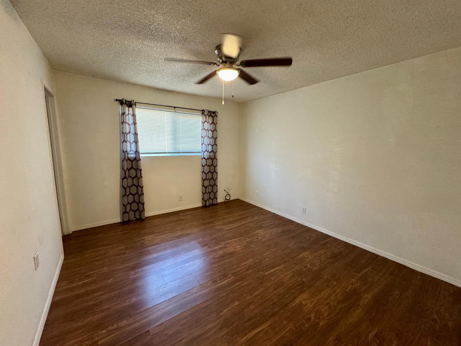 14578 W D St, Kerman, CA 93630