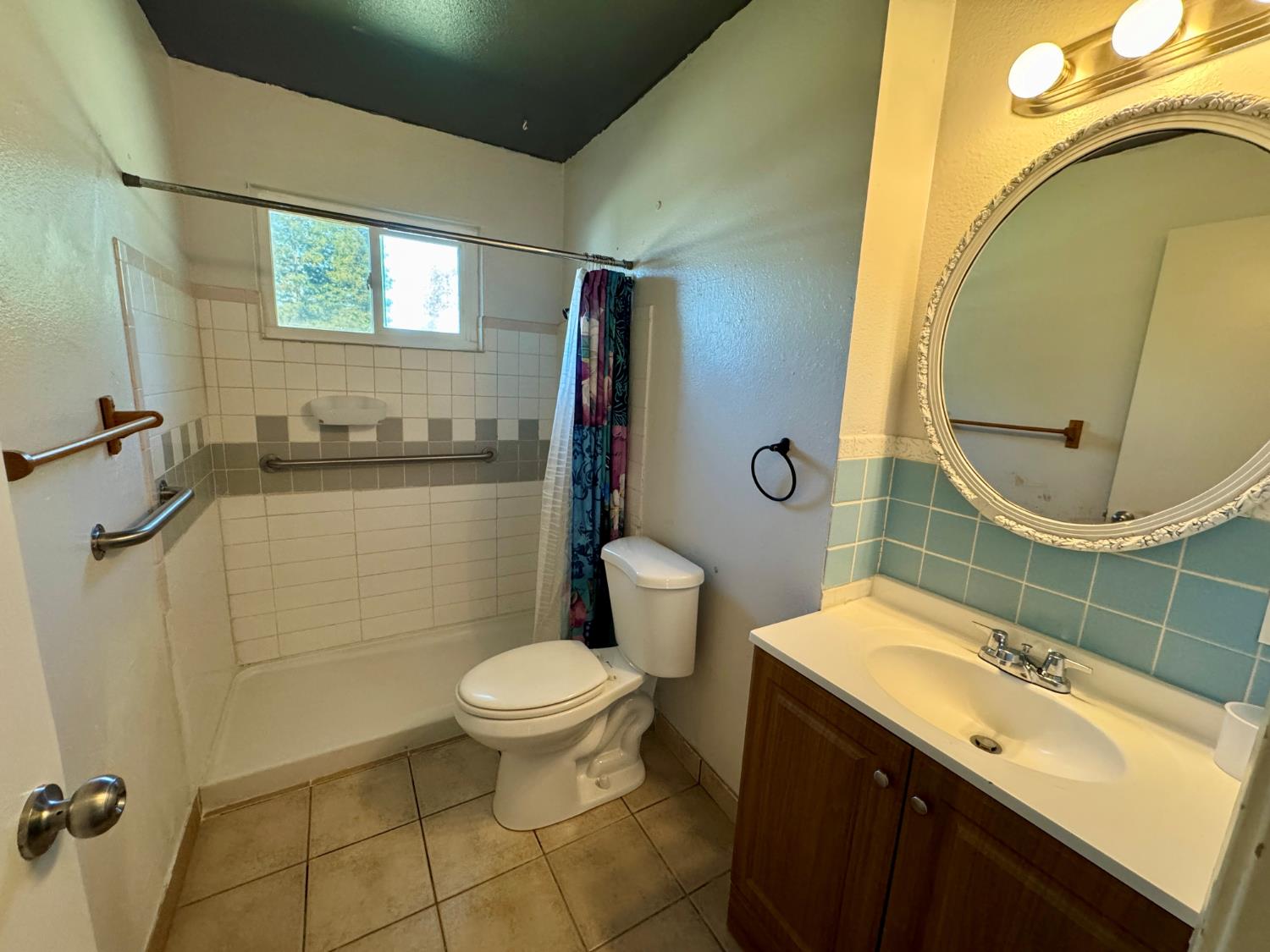 14578 W D St, Kerman, CA 93630