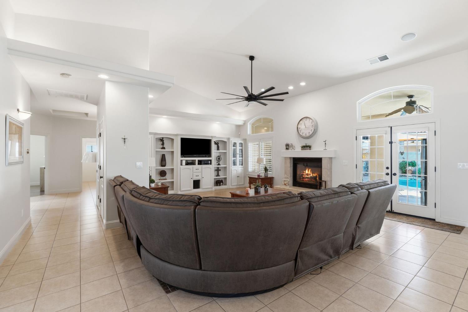 3296 Hollow Ave, Madera, CA 93637