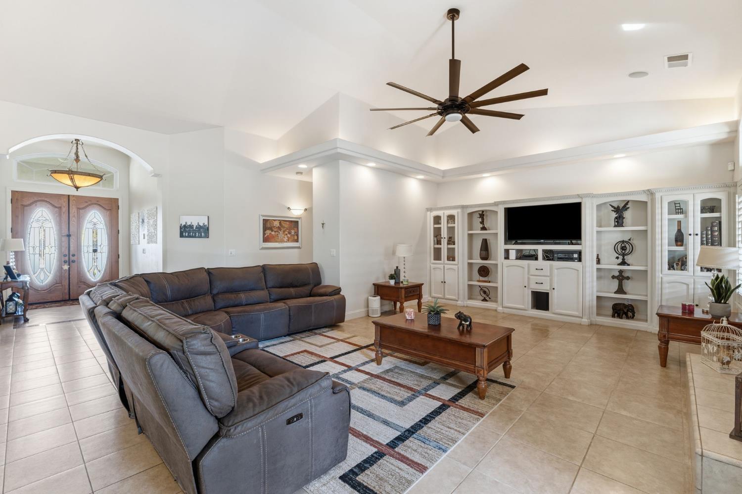 3296 Hollow Ave, Madera, CA 93637