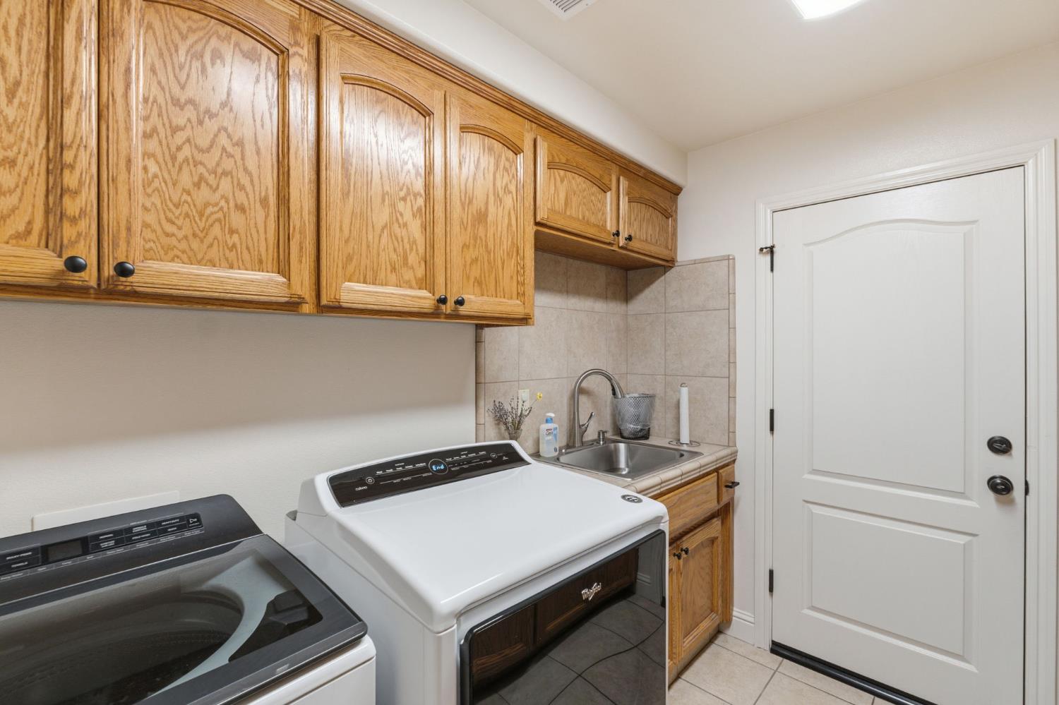 3296 Hollow Ave, Madera, CA 93637