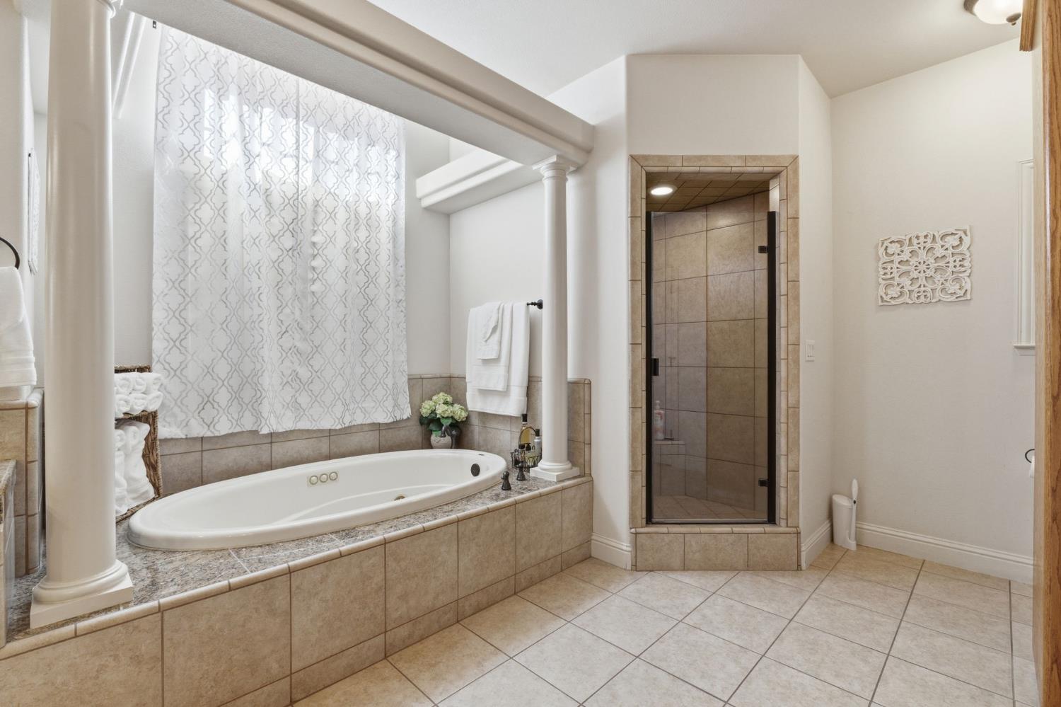 3296 Hollow Ave, Madera, CA 93637