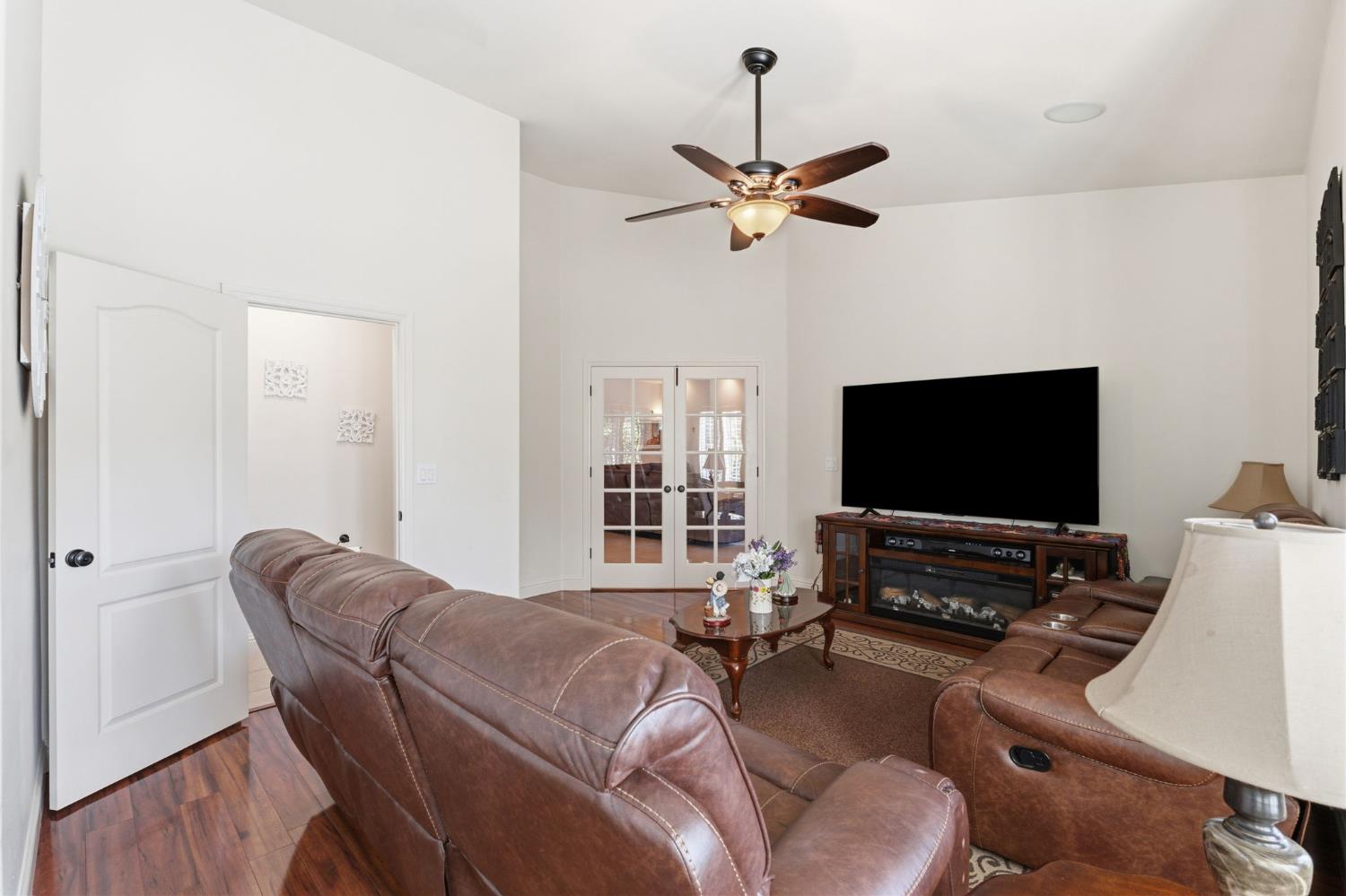 3296 Hollow Ave, Madera, CA 93637