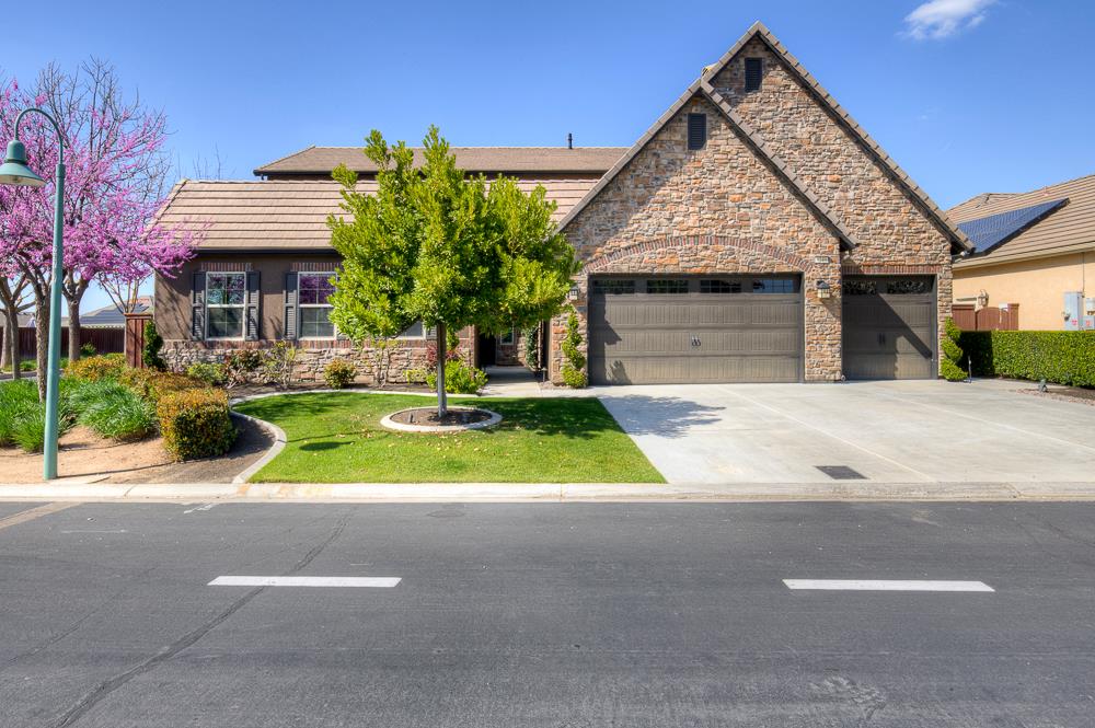 4249 N Waterside Dr, Clovis, CA 93619