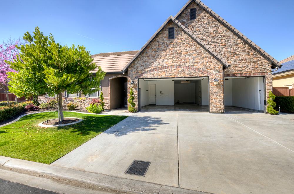 4249 N Waterside Dr, Clovis, CA 93619