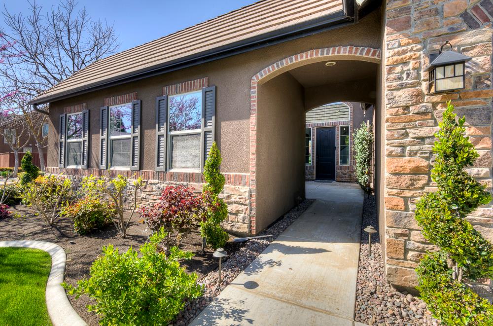 4249 N Waterside Dr, Clovis, CA 93619