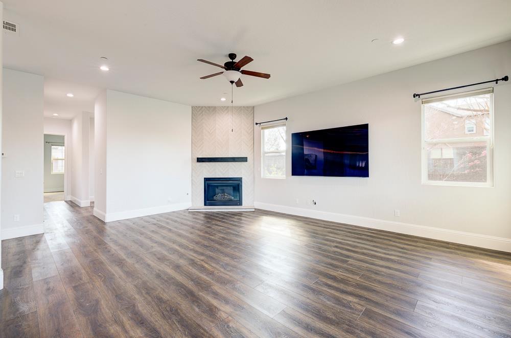 4249 N Waterside Dr, Clovis, CA 93619