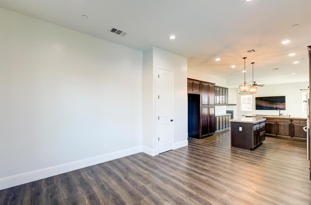 4249 N Waterside Dr, Clovis, CA 93619