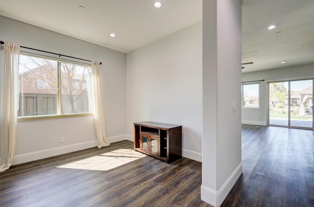 4249 N Waterside Dr, Clovis, CA 93619