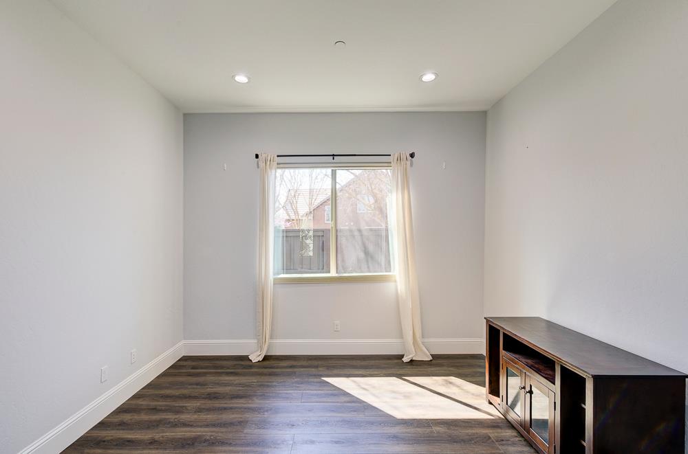 4249 N Waterside Dr, Clovis, CA 93619