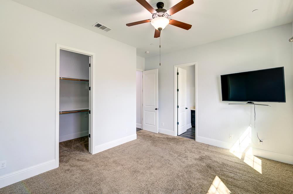 4249 N Waterside Dr, Clovis, CA 93619