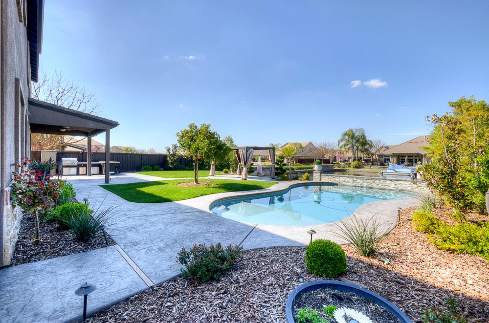 4249 N Waterside Dr, Clovis, CA 93619