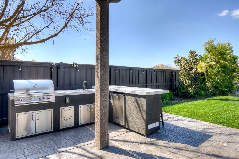 4249 N Waterside Dr, Clovis, CA 93619