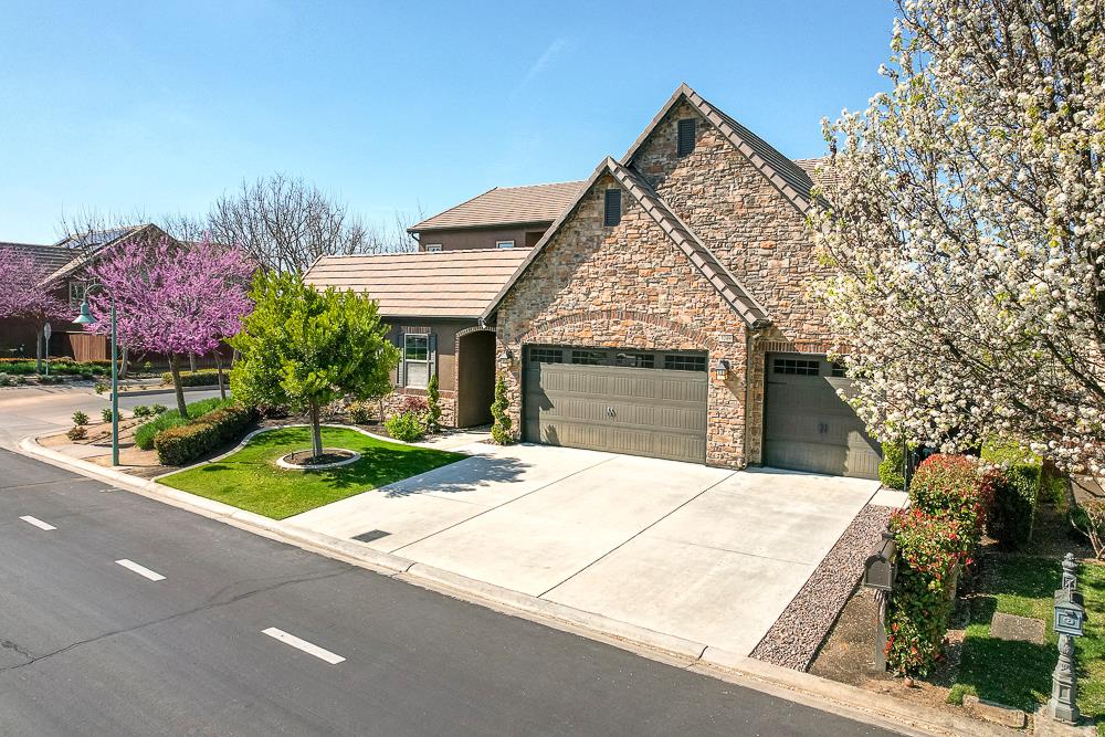4249 N Waterside Dr, Clovis, CA 93619