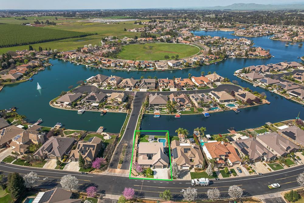 4249 N Waterside Dr, Clovis, CA 93619
