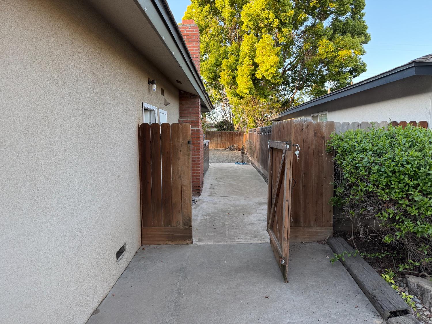 682 E Stuart Ave, Fresno, CA 93710