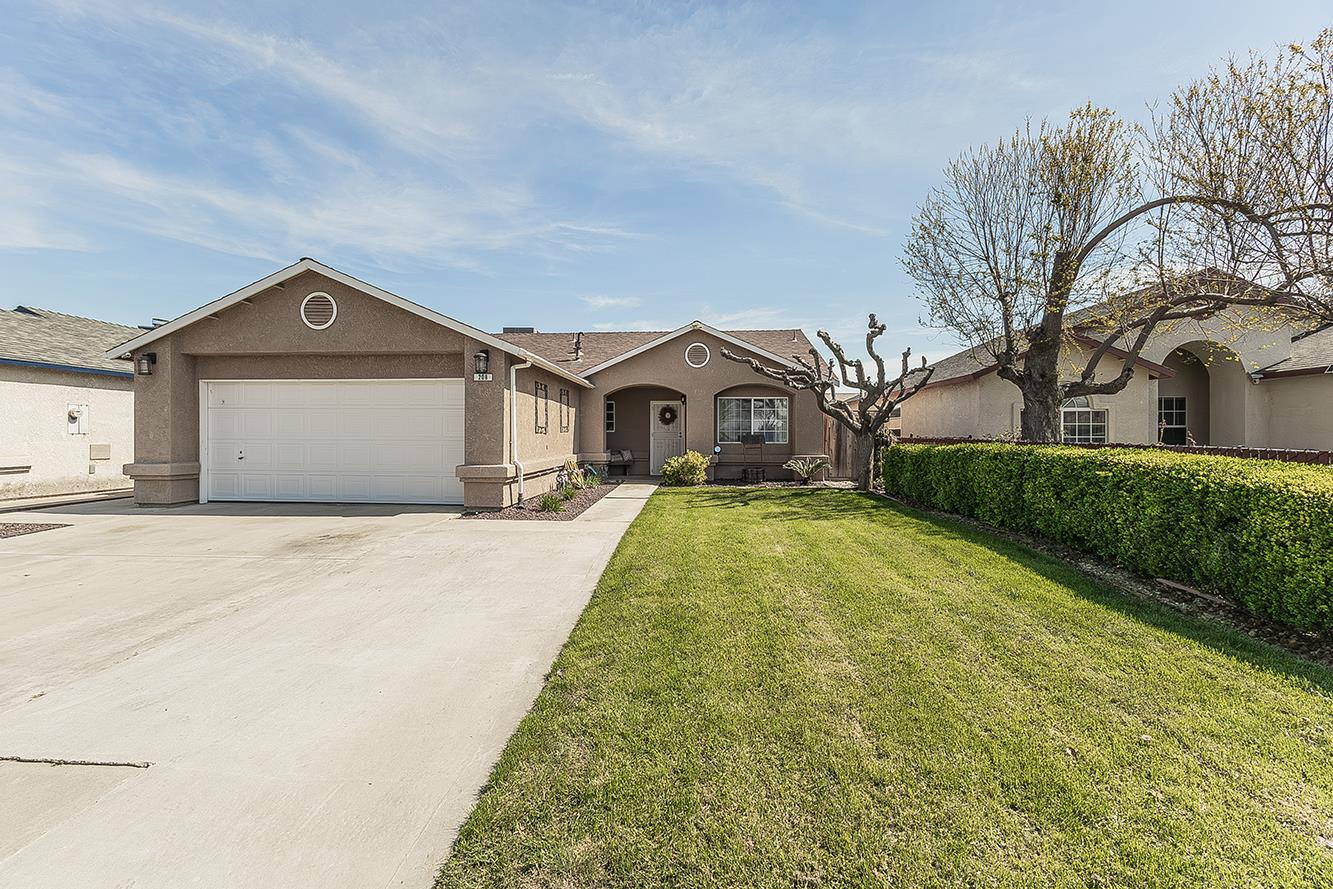 208 Kelly Ave, Parlier, CA 93648