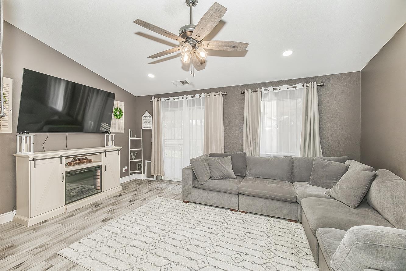 208 Kelly Ave, Parlier, CA 93648