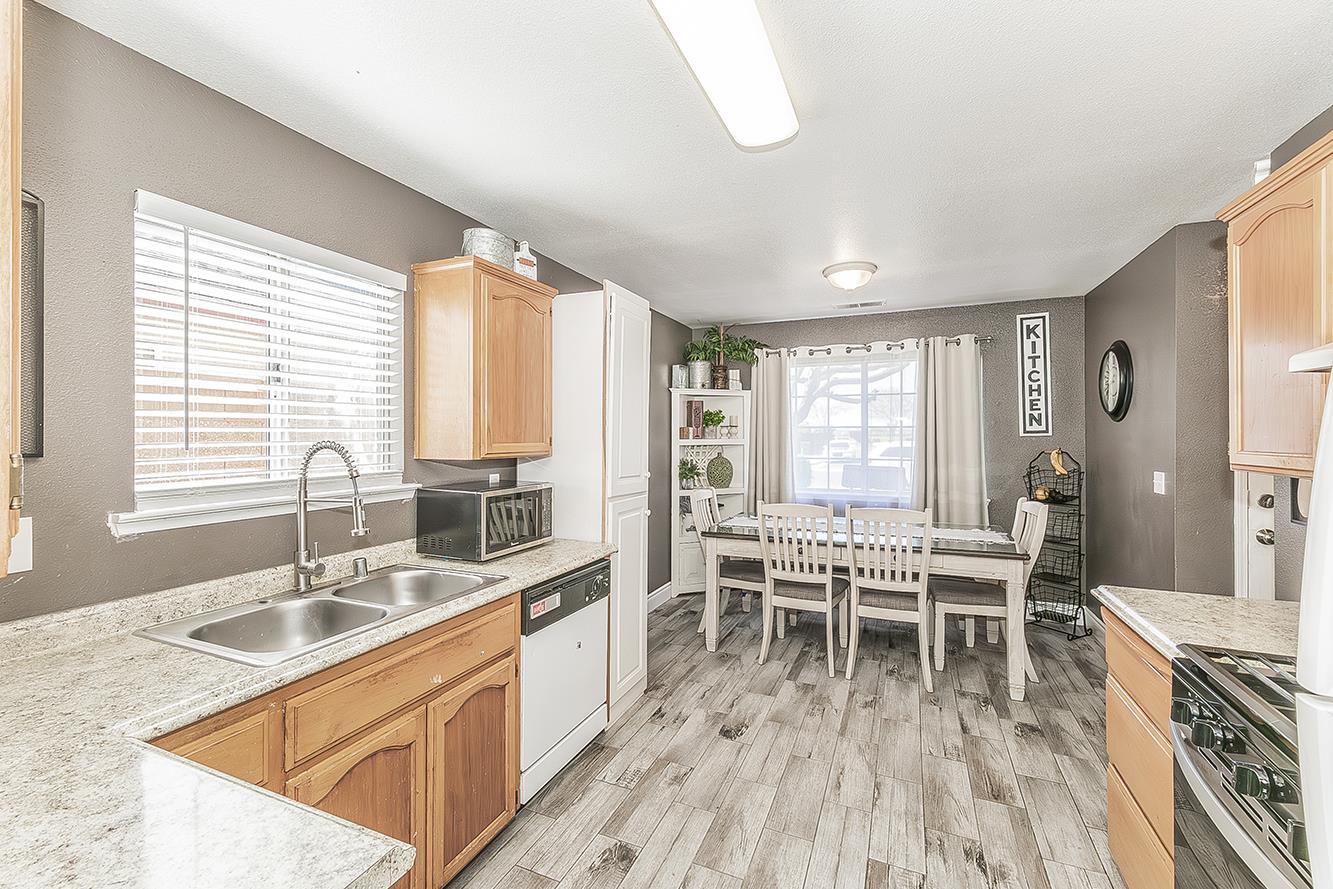 208 Kelly Ave, Parlier, CA 93648