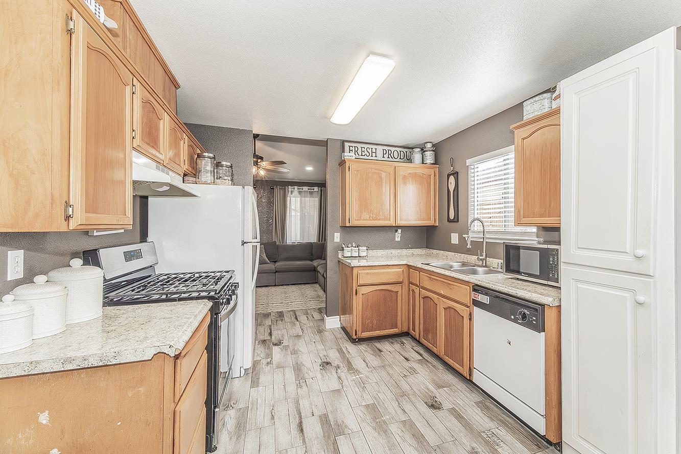 208 Kelly Ave, Parlier, CA 93648