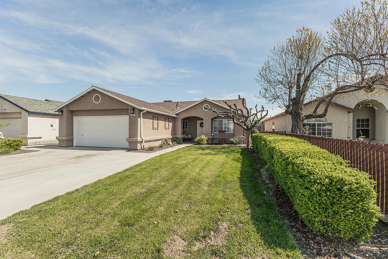 208 Kelly Ave, Parlier, CA 93648
