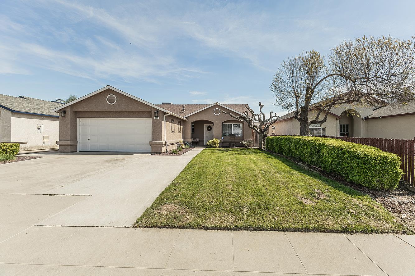 208 Kelly Ave, Parlier, CA 93648