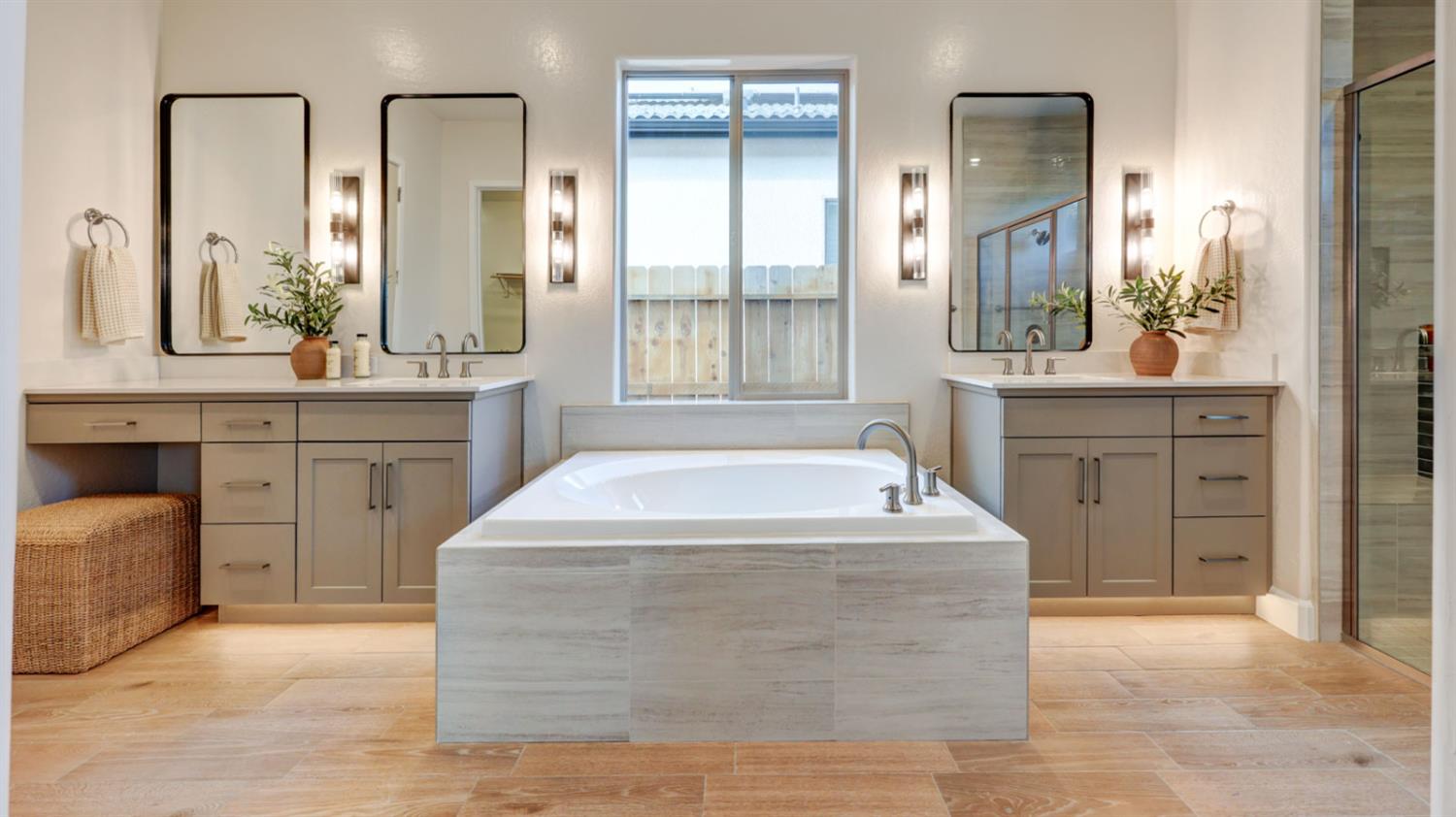 1687 N Blackwood Ave, Clovis, CA 93619