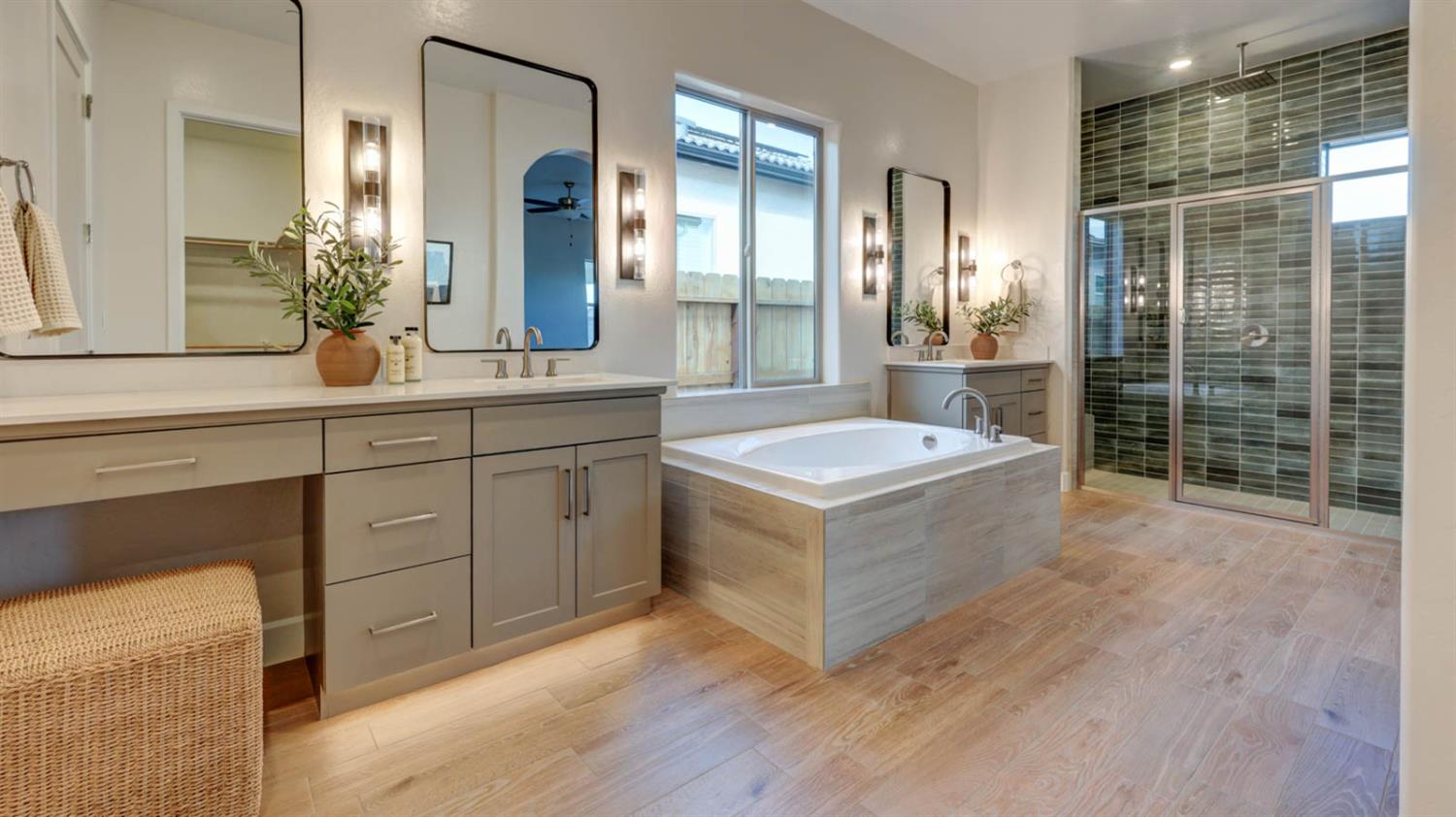 1687 N Blackwood Ave, Clovis, CA 93619