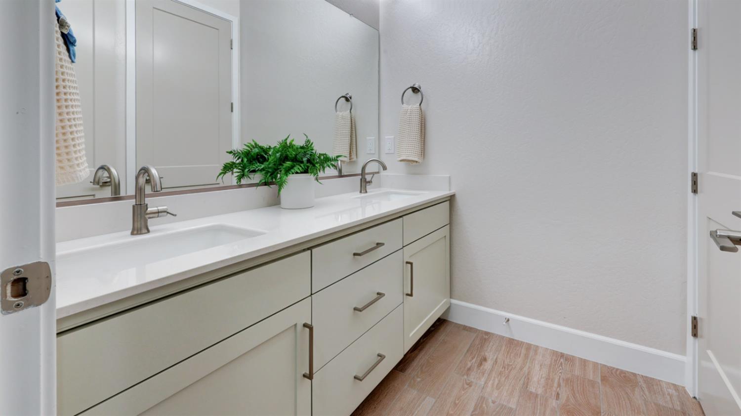 1687 N Blackwood Ave, Clovis, CA 93619