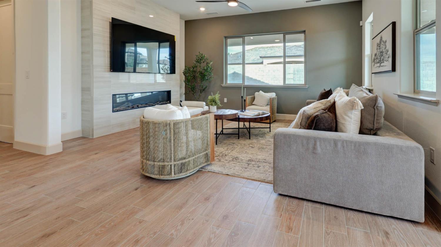 1675 N Blackwood Ave, Clovis, CA 93619