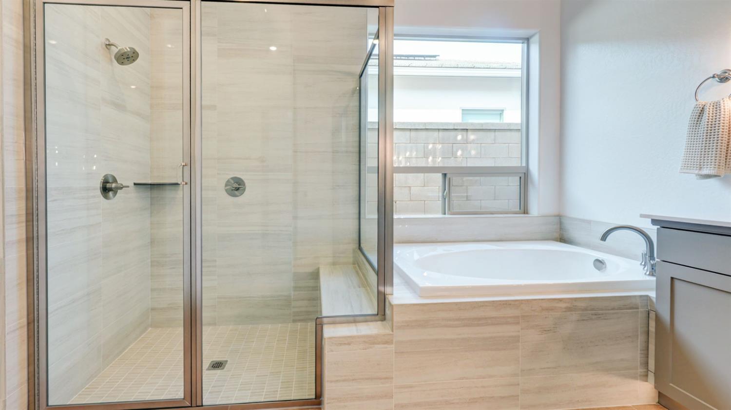 1675 N Blackwood Ave, Clovis, CA 93619