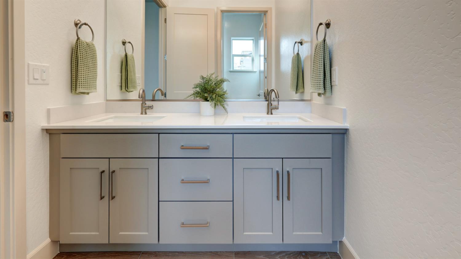 1675 N Blackwood Ave, Clovis, CA 93619