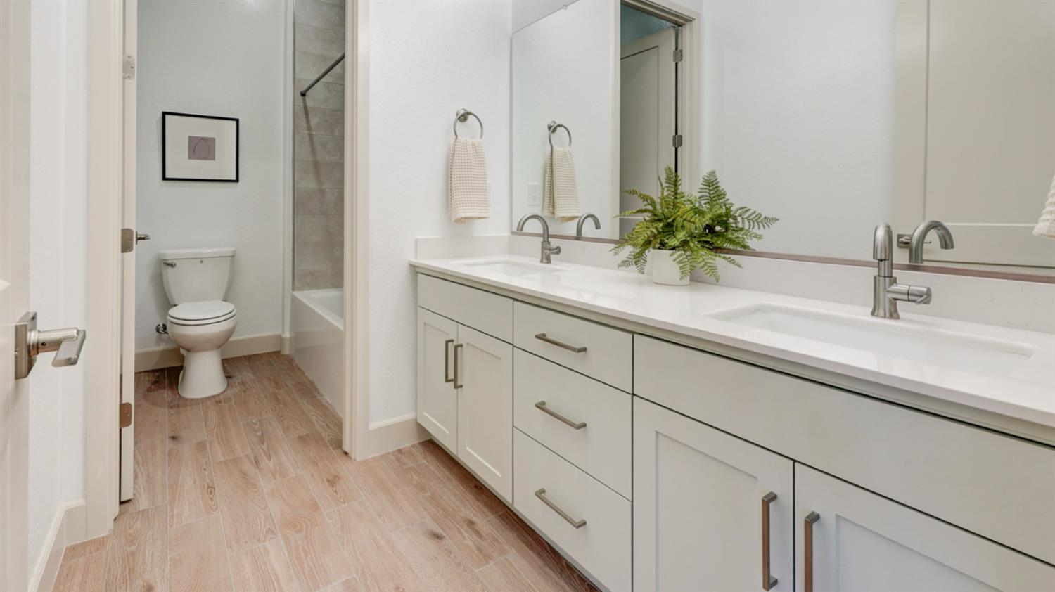 1675 N Blackwood Ave, Clovis, CA 93619