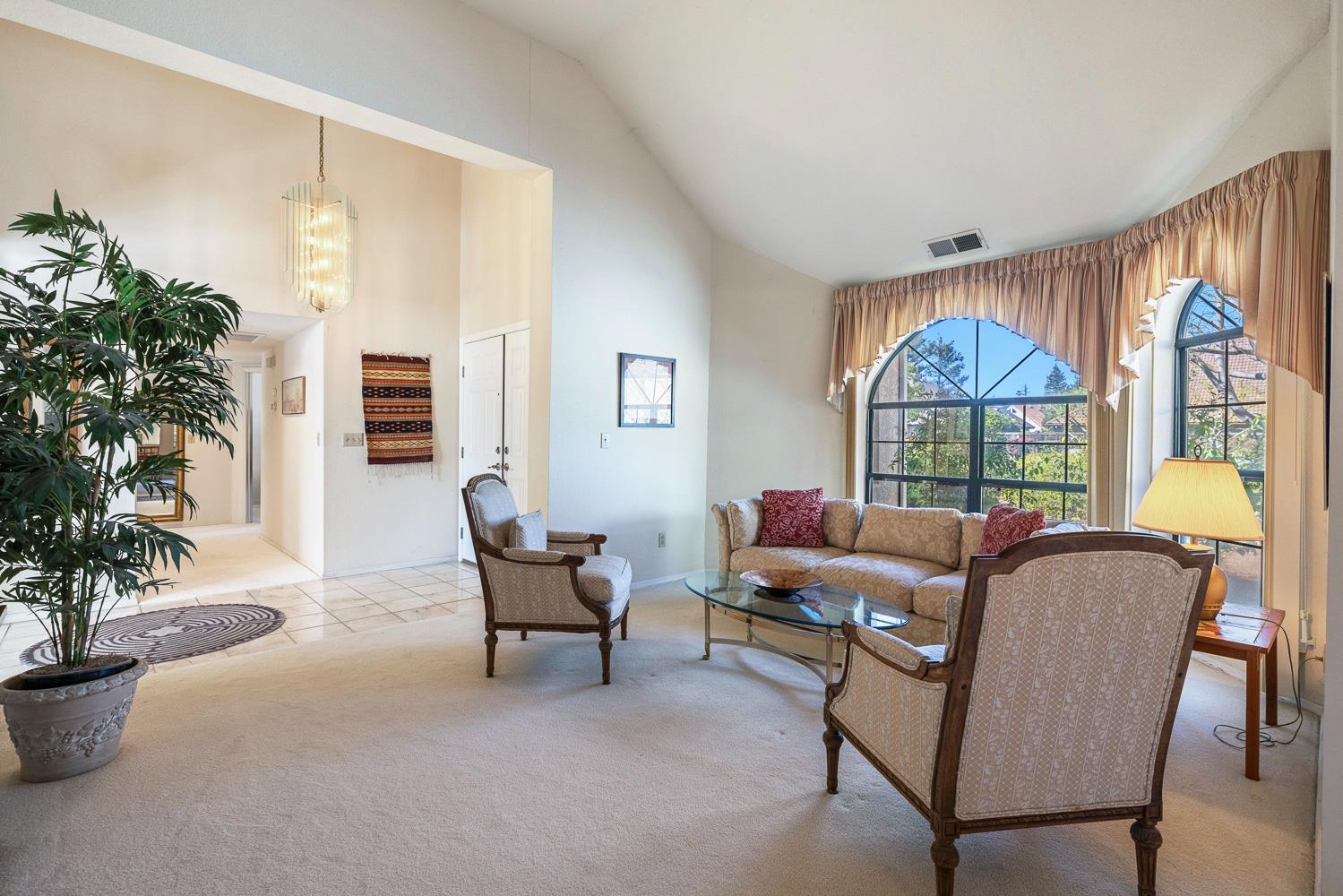 8408 N 6th St, Fresno, CA 93720