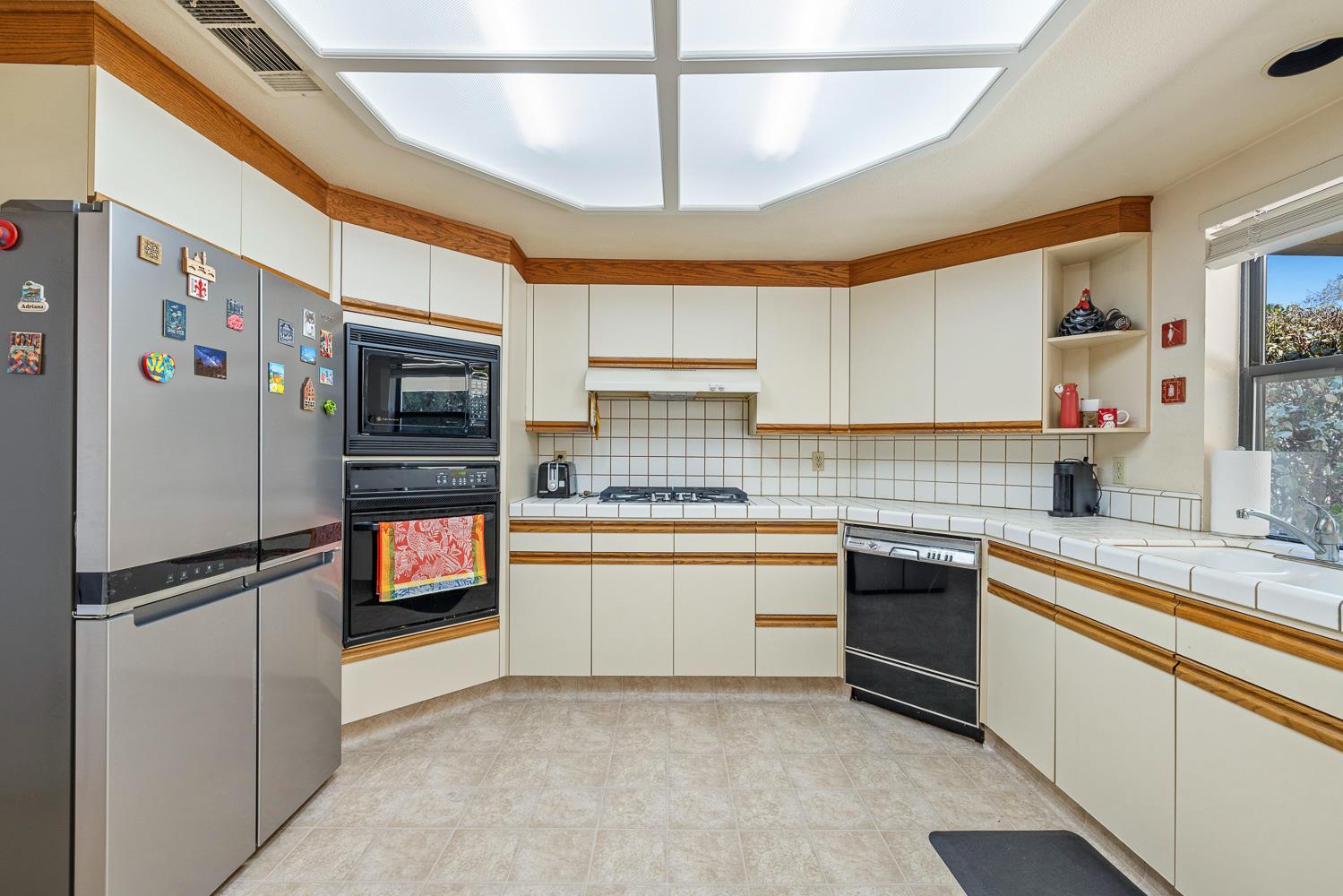 8408 N 6th St, Fresno, CA 93720