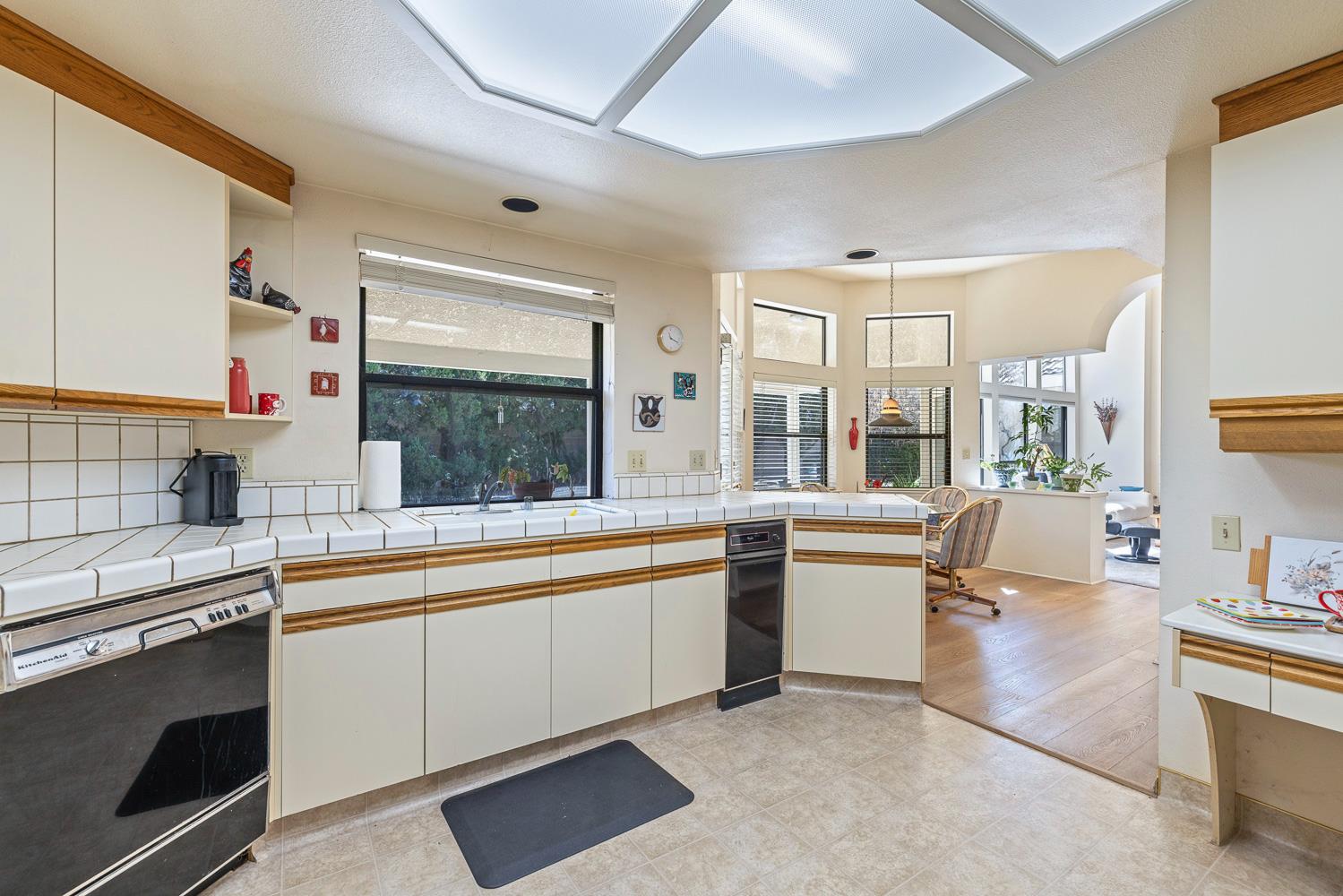 8408 N 6th St, Fresno, CA 93720