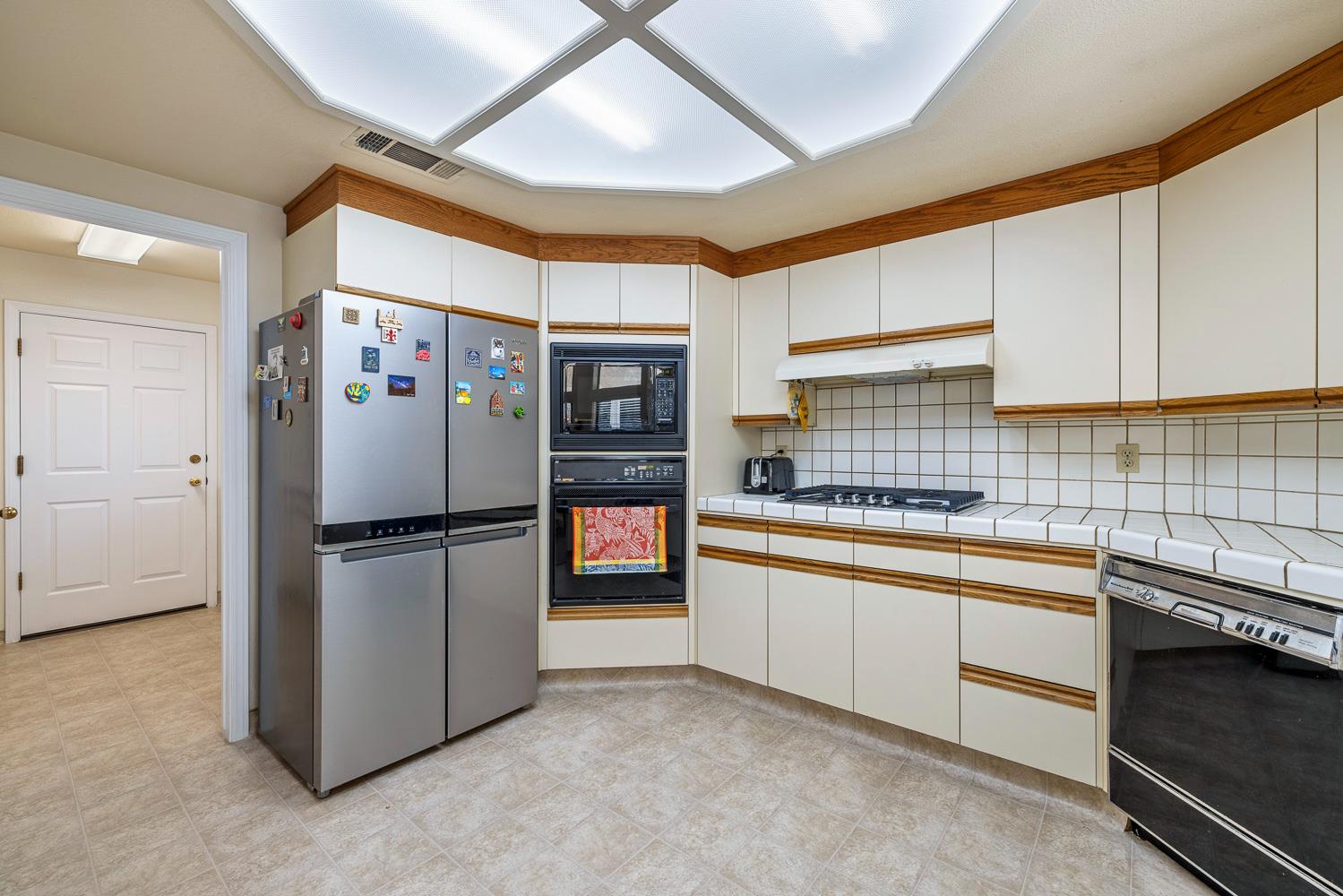 8408 N 6th St, Fresno, CA 93720